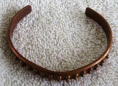 VINTAGE 1960s HAMMER DESIGN~HOBNAILS~COPPER CUFF HIPPIE BRACELET 