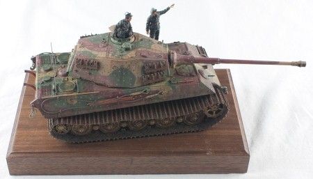 Built 135 German King Tiger with Figures Dragon  