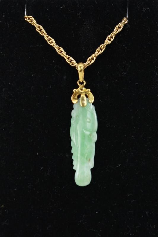 VINTAGE CHINESE CARVED APPLE JADE LUCKY FISH PENDANT 14K GOLD  