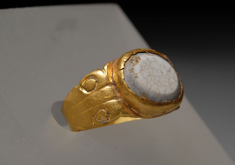 very attractive, genuine, ancient Roman solid gold ring, set with 