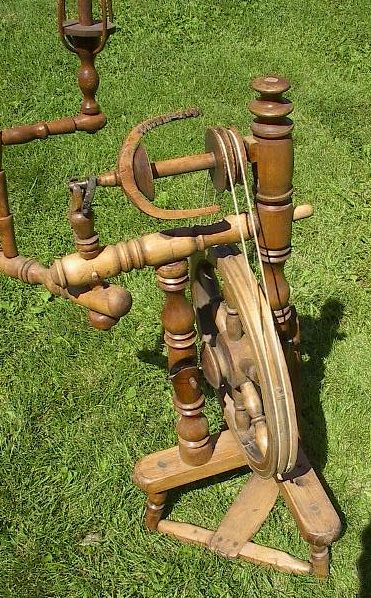 RARE ANTIQUE Spinning UPRIGHT Wheel w/ Distaff EXCELLENT  