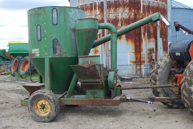 JOHN DEERE 400 FEED CORN GRINDER MIXER CATTLE HOGS STORED INSIDE 