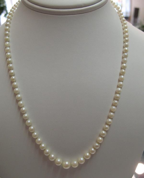 Estate Genuine Cultured Pearl Graduated 18 inch Strand  