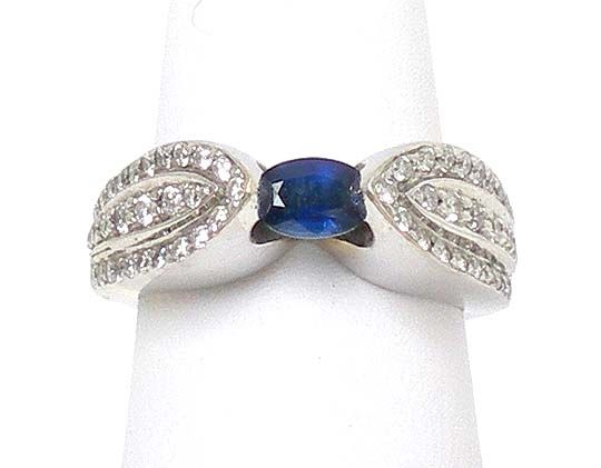 TRENDY 18K W GOLD, DIAMONDS & BLUE SAPPHIRE BAND RING  