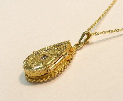 VINTAGE 14K YELLOW GOLD TEAR DROP PHOTO LOCKET NECKLACE