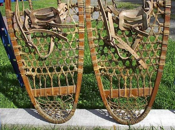 VINTAGE ANTIQUE BEAR PAW 1945 Snowshoes 28x13 LUND  