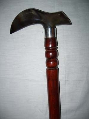   MADE CARVED NATURAL BLACK HORN & AFRICAN WOOD WALKING STICK/ CANE #41